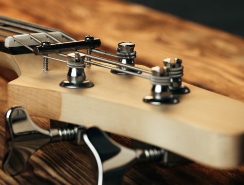 How to tune a bass guitar image of tuning pegs