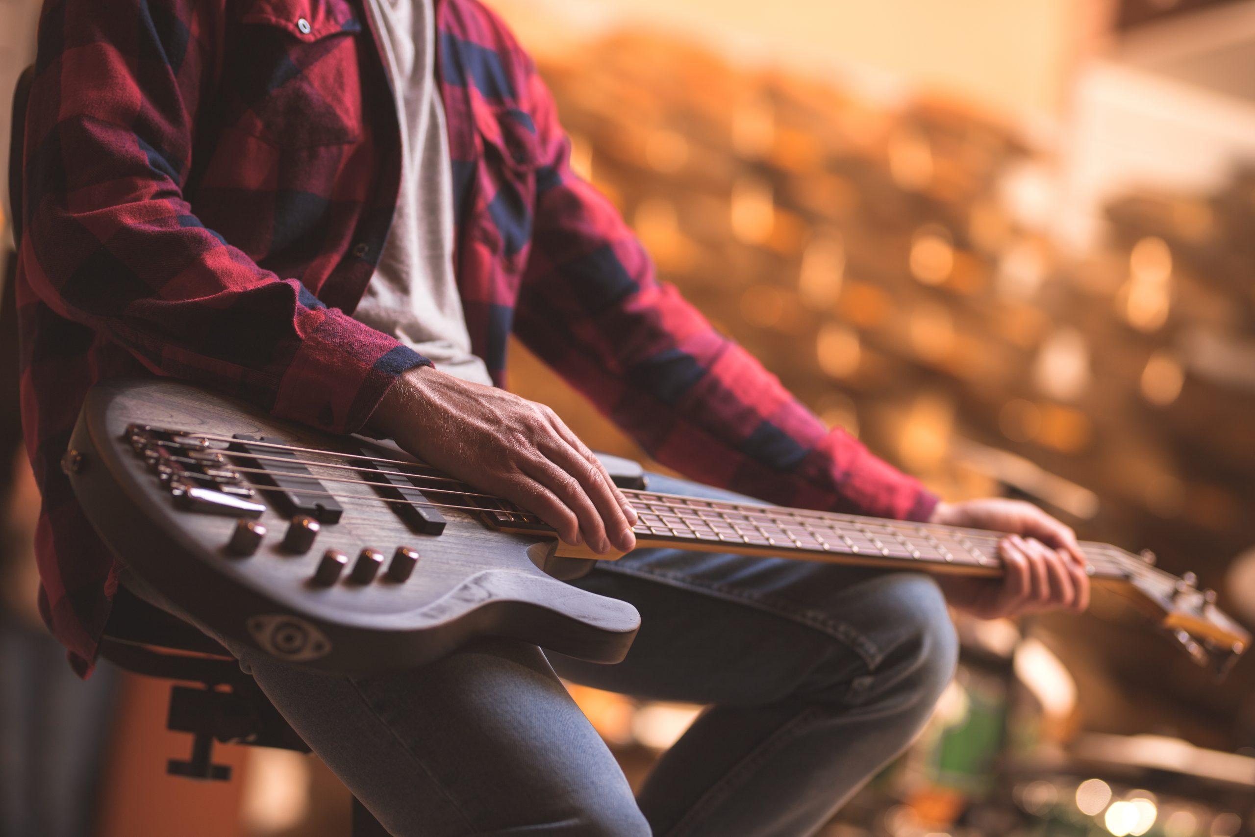 guy holding bass on his lap active bass vs passive