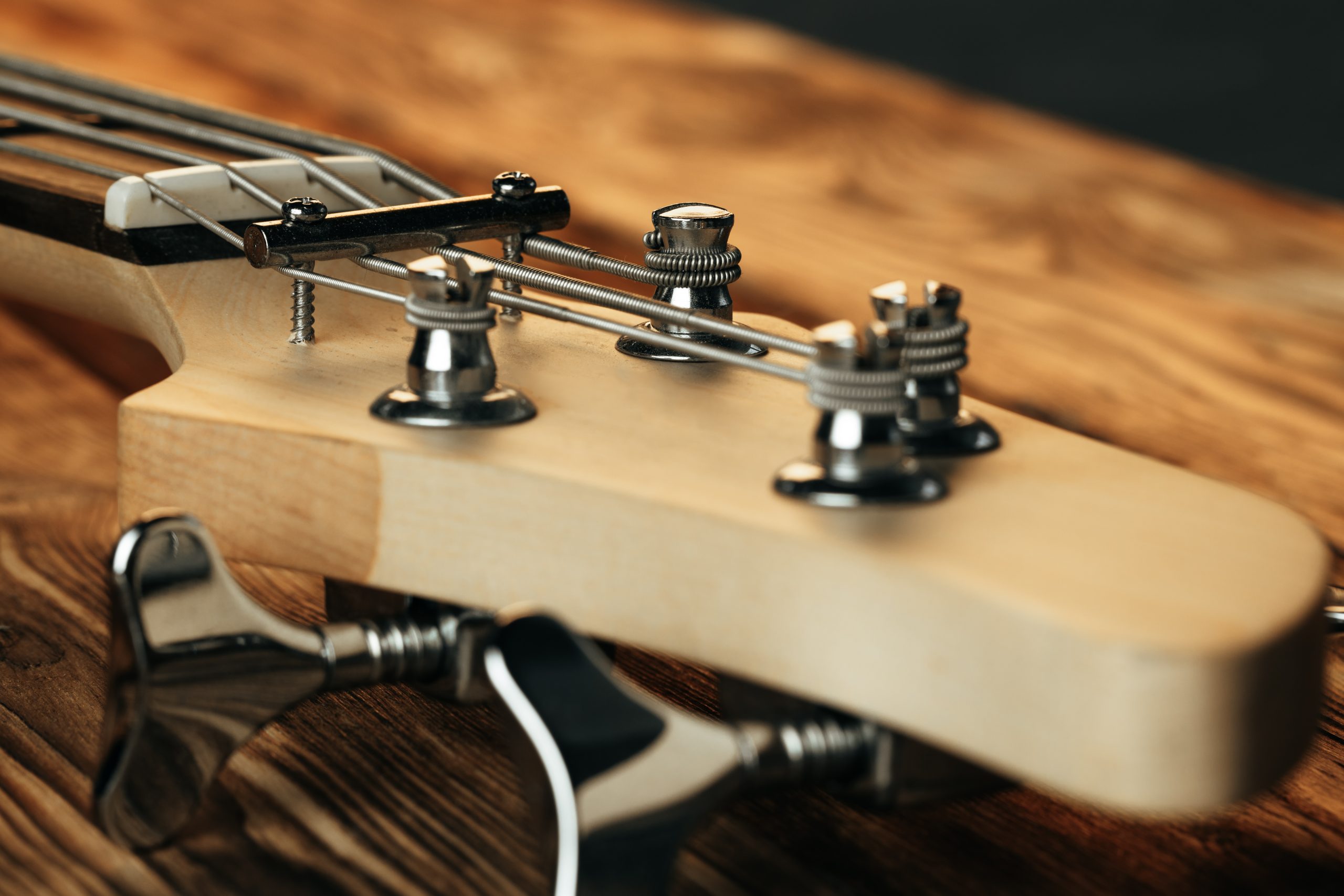 How to tune a bass guitar image of tuning pegs