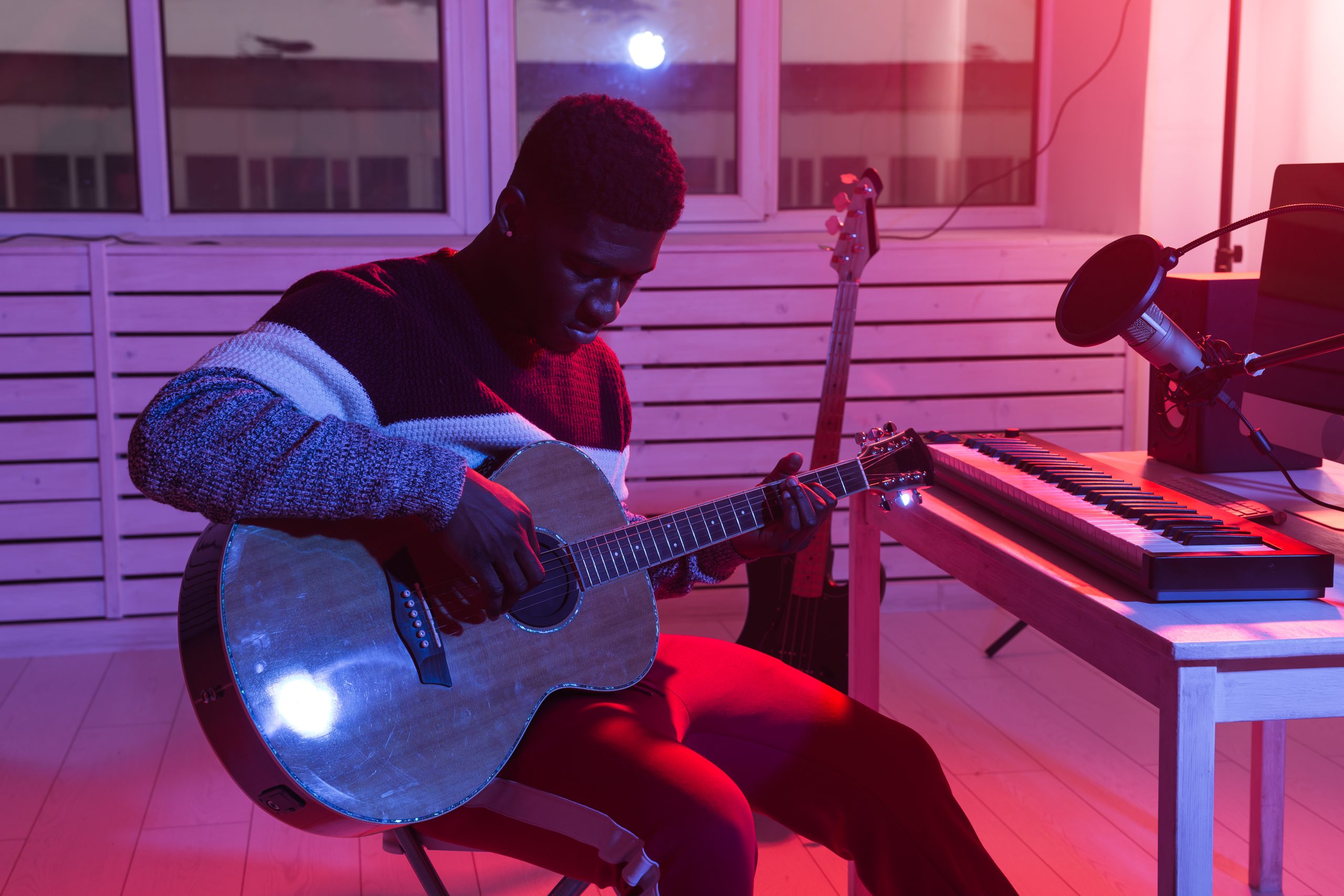 man holding guitar for how to use noise gate pedal