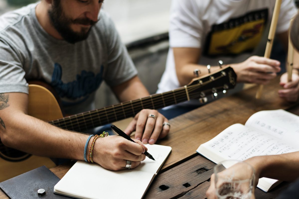 Nathan Rizzuti How Many Strings Does a Guitar Have? (hint: the answer is 6) - Music Minds