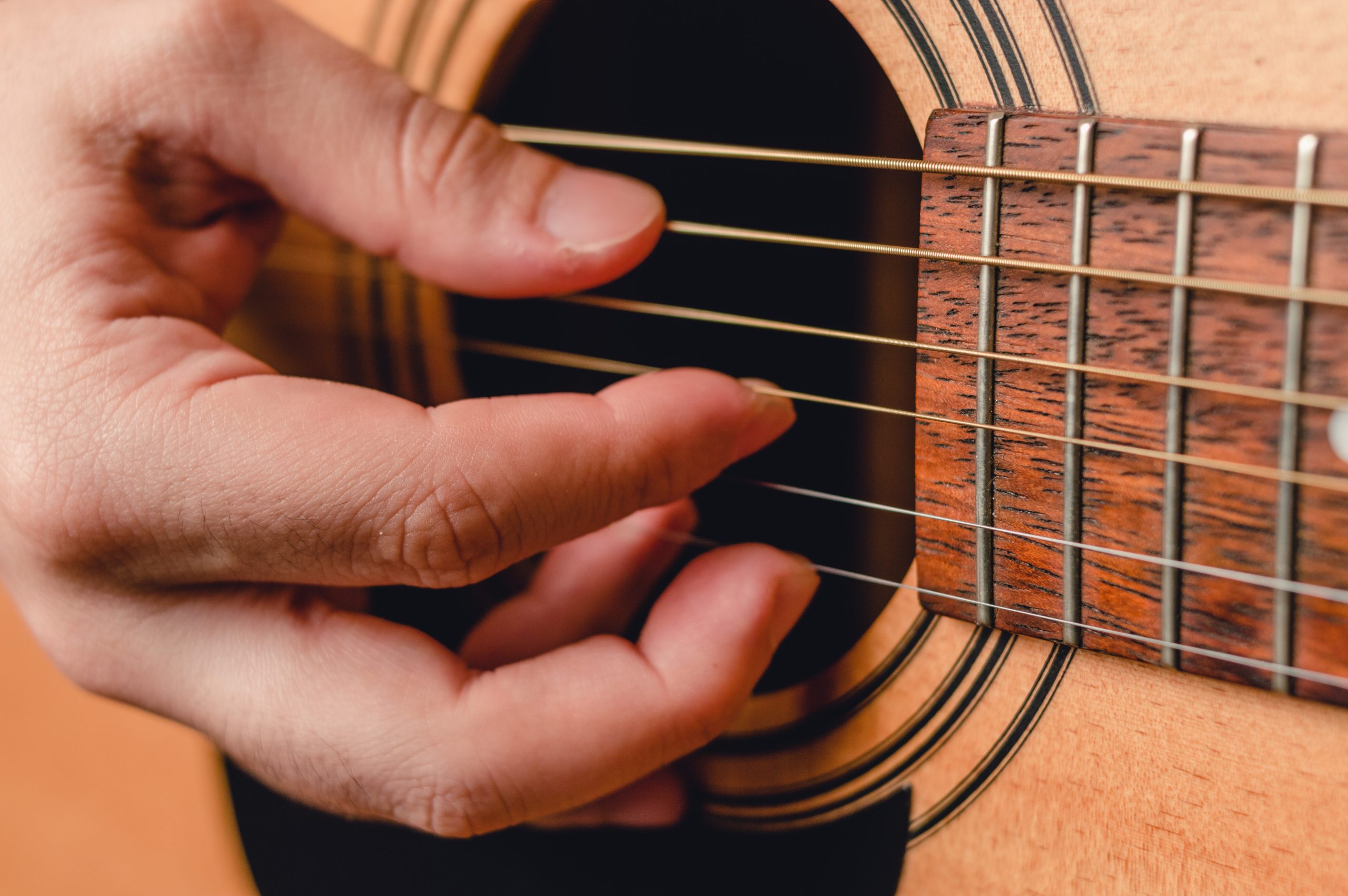 hand strumming to know Best Strings for Acoustic Guitar