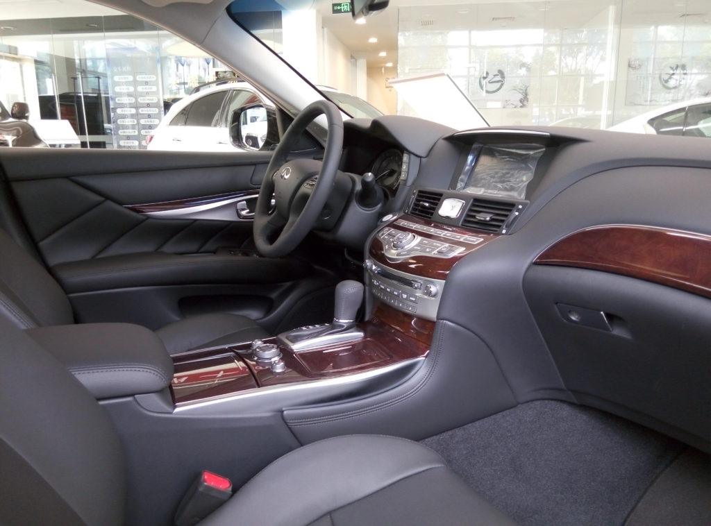 Infiniti Q70